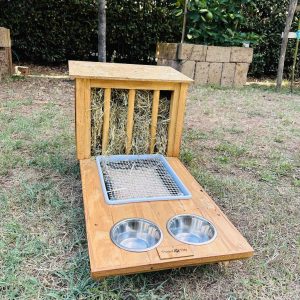 portafieno con portaciotole e lettiera per conigli in legno